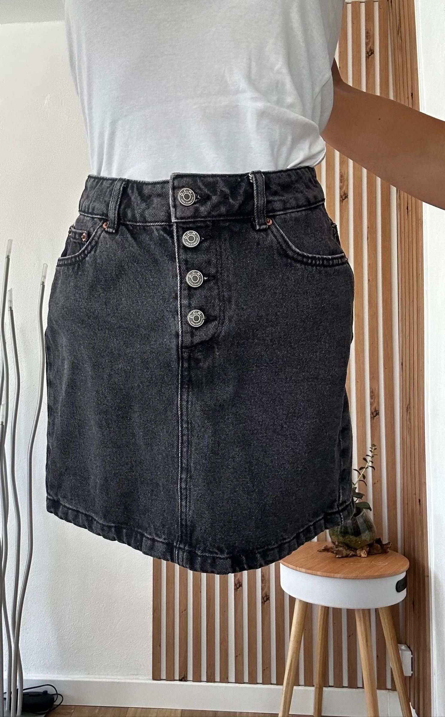 Jupe en jean noir délavé Jennyfer – Taille XS – Boutonnée